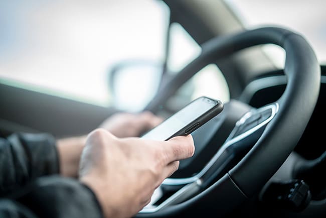 Ordnungswidrigkeit mit Handy am Auto Steuer Ordnungswidrigkeit mit Handy am Auto Steuer